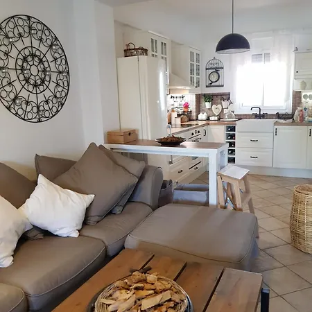 Сasa de vacaciones Cozy Cliff House Nea Poteidaia