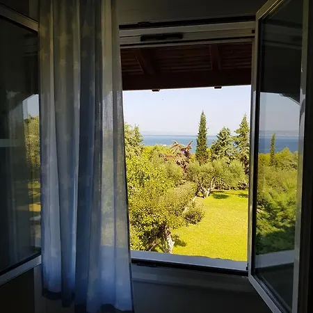 Cozy Cliff House 네아 포티데아