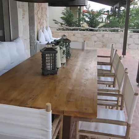 Cozy Cliff House * 네아 포티데아