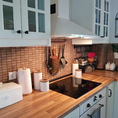 Cozy Cliff House 네아 포티데아