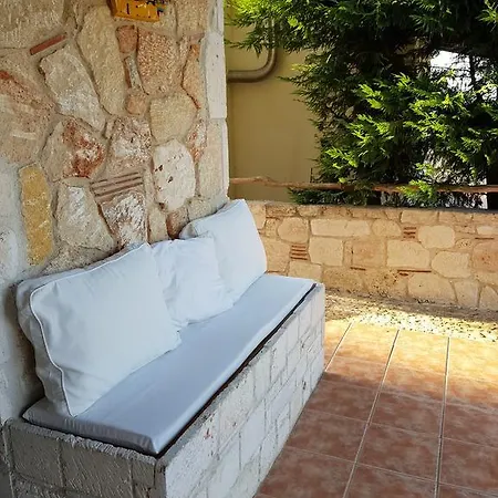 Cozy Cliff House 펜션 네아 포티데아