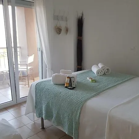 Cozy Cliff House * 네아 포티데아