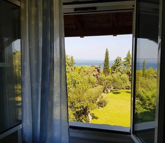 Cozy Cliff House Nea Poteidaia